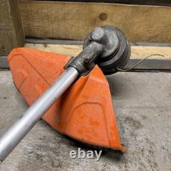 Accessoire de coupe-bordures Stihl FS KM avec tête de coupe multifonction.