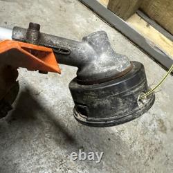 Accessoire de coupe-bordures Stihl FS KM avec tête de coupe multifonction.