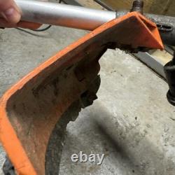 Accessoire de coupe-bordures Stihl FS KM avec tête de coupe multifonction.