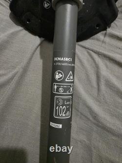 Accessoire de débroussailleuse Dewalt DCMASB1, coupe-bordure robuste pour herbe.