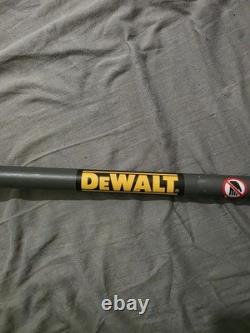 Accessoire de débroussailleuse Dewalt DCMASB1, coupe-bordure robuste pour herbe.