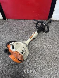 Assemblage du moteur de l'outil multifonction Stihl Km56 à essence