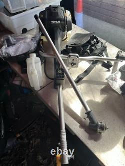 Débroussailleuse à essence Titan, boîte neuve manquante. Jamais utilisée, jamais utilisée.