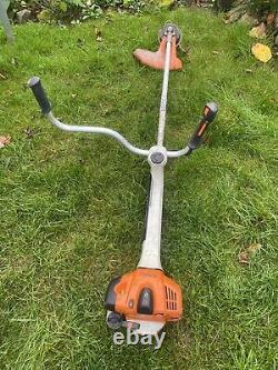 Stihl FS 410 C Débroussailleuse à essence deux temps avec poignée en corne de vache. Coupe-bordure.