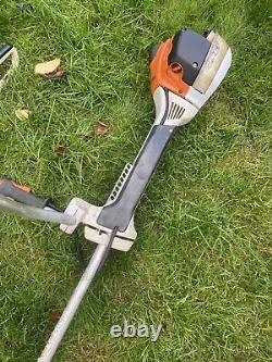 Stihl FS 410 C Débroussailleuse à essence deux temps avec poignée en corne de vache. Coupe-bordure.